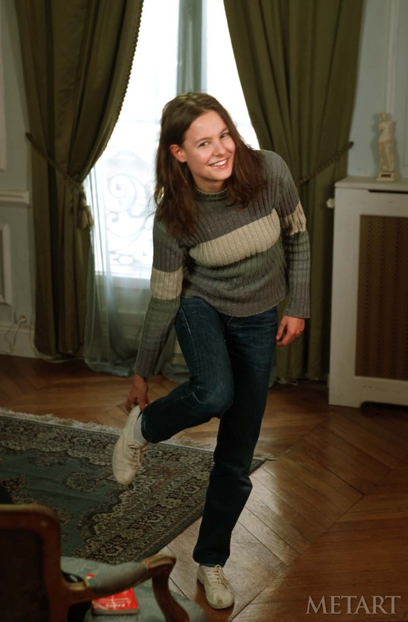 Amateur Elettra Flaunts Her Superb Breasts And Hairy Pussy