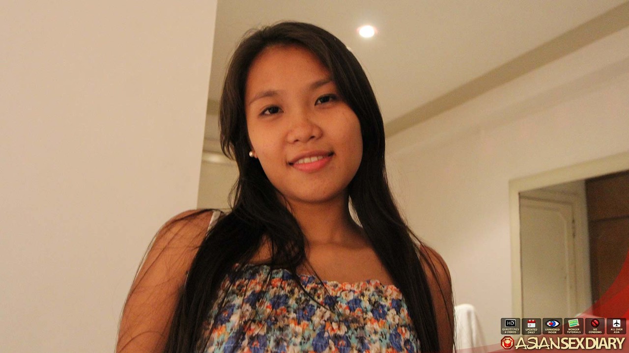 Chica Pinay Corazon Se Toca Sus Grandes Tetas Mientras Folla Con Un Extranjero