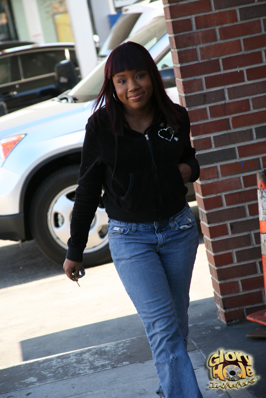 Jeune Femme Noire Joli Carla Chillz Suceuse De Gloryhole Dans Les Toilettes