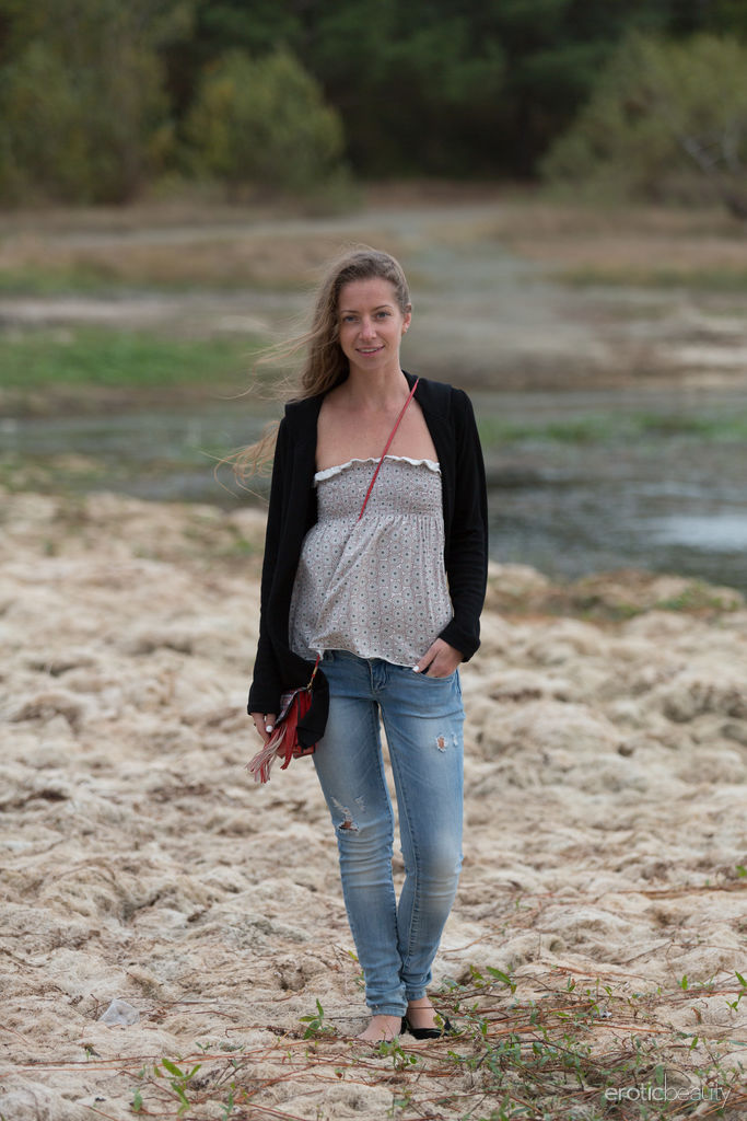 عارضة المراهقات ميكا أ تخلع بنطال الجينز الأزرق الباهت لتعرض عارية على الشاطئ