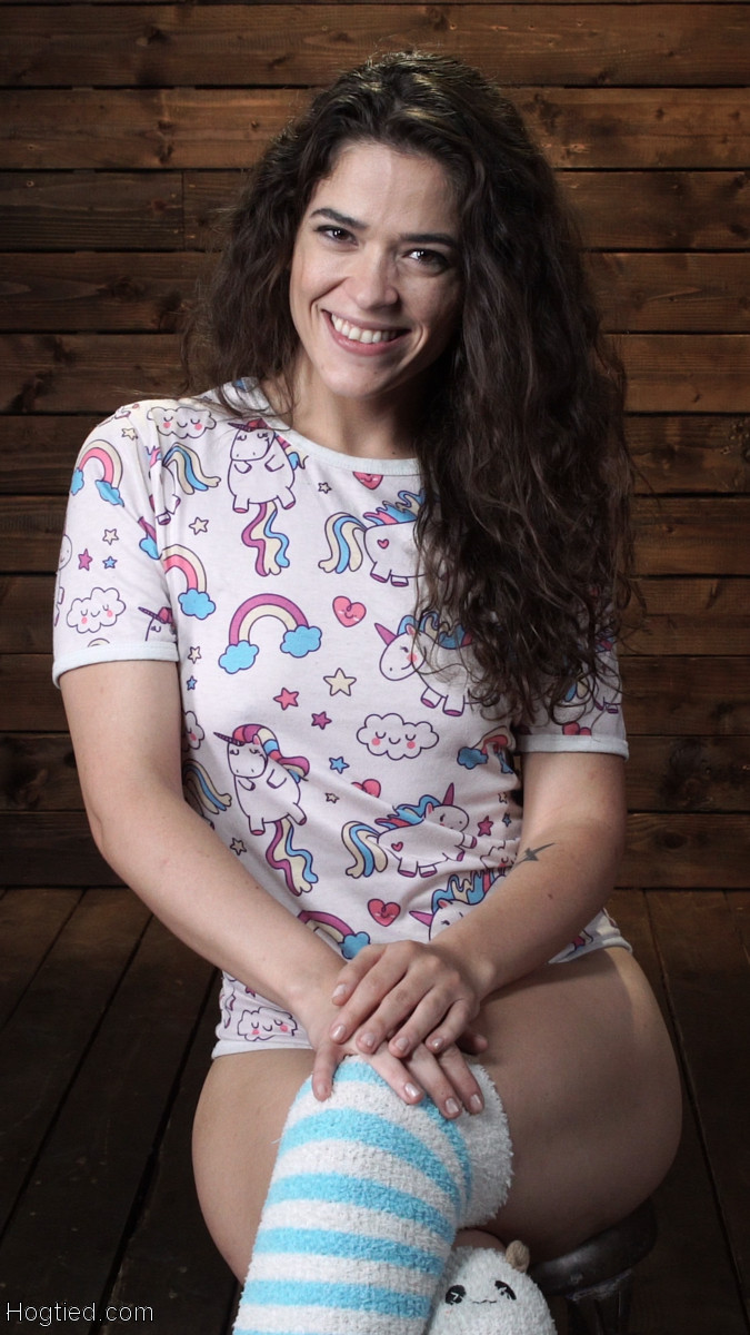 Sexy Jovem Amadora Victoria Voxxx Amarrada E Brincada Em Sessão BDSM