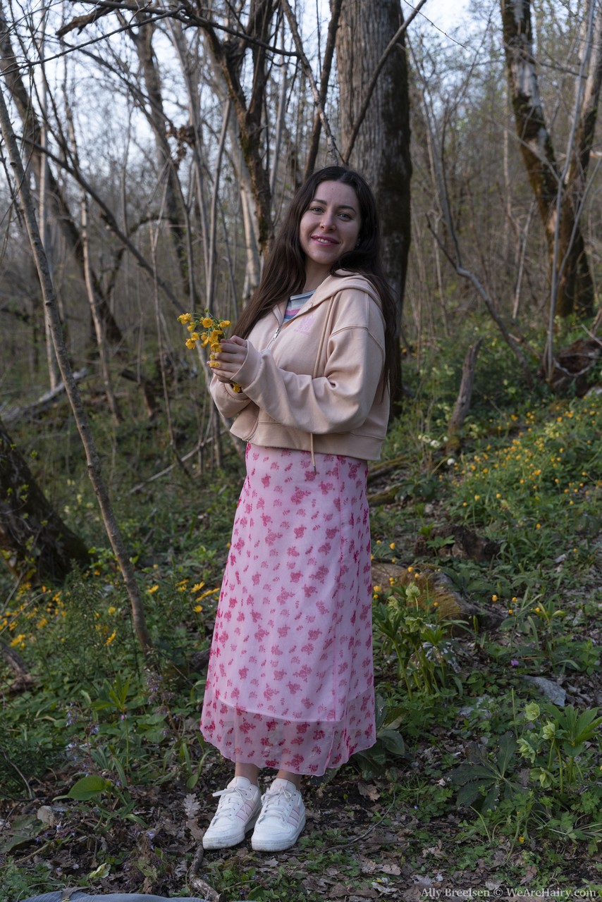 रूसी लड़की एली ब्रेल्सेन जंगल में कपड़े उतारती है और अपनी फुर्री भाग को फैलाती है