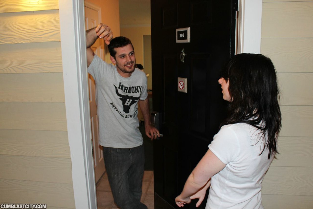 الفتاة النحيلة ذات الشعر الأسود تحرك قضيب أخيها غير الشقيق على الأريكة