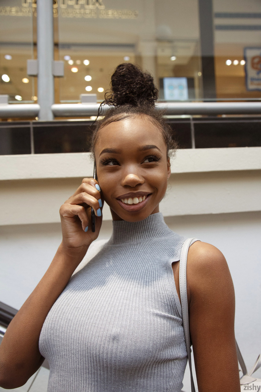 性感黑檀少女Asia Amour无胸罩淘气商店