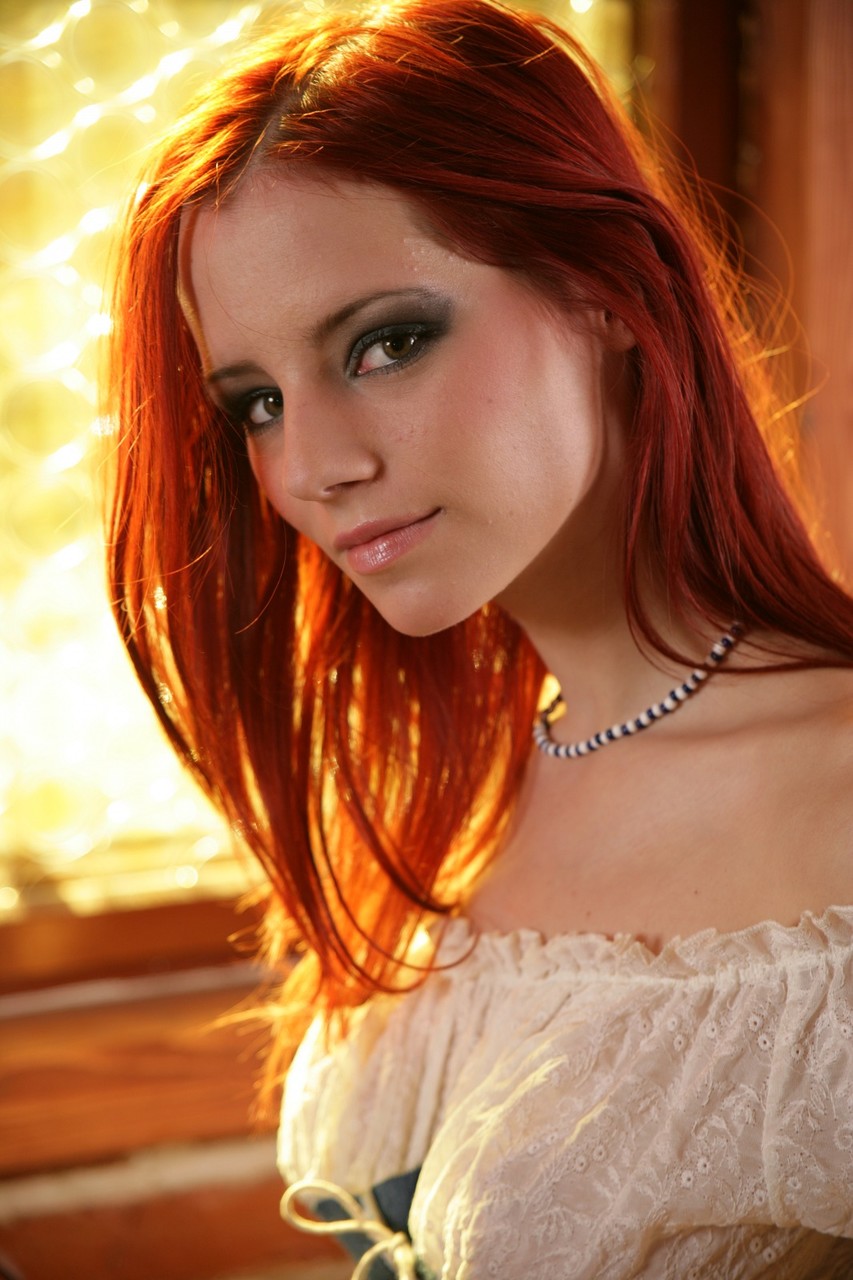 Amateur Rote Haare Teen Gabriella Zeigt Perfekte Junge Titten Und Pussy Auf Dem Tisch