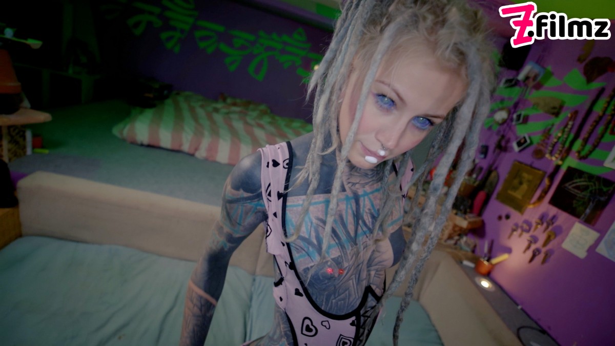 भारी तौर पर गोदना बनवाई गई सुनहरे बालों वाली लिली लू आत्मरति करते हुए गुदा प्राप्त करती है