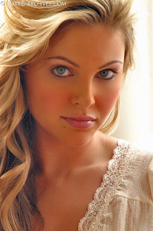 Seductive Jesse Capelli Strips & Spreads Wide To Finger Her Hot Ass