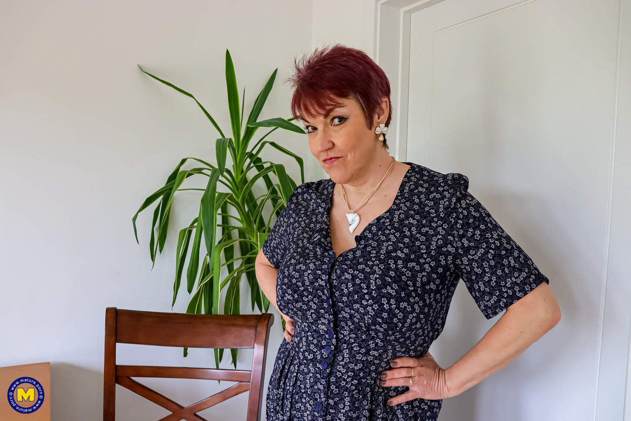 Mulher Madura Ruiva Layla Bird Se Masturba Com Brinquedo Sexual Em Meias Brancas