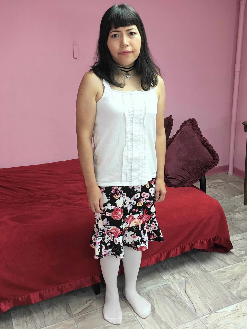 性感的亞洲美熟女優香崎優花用假陽具玩弄她的剃光小穴