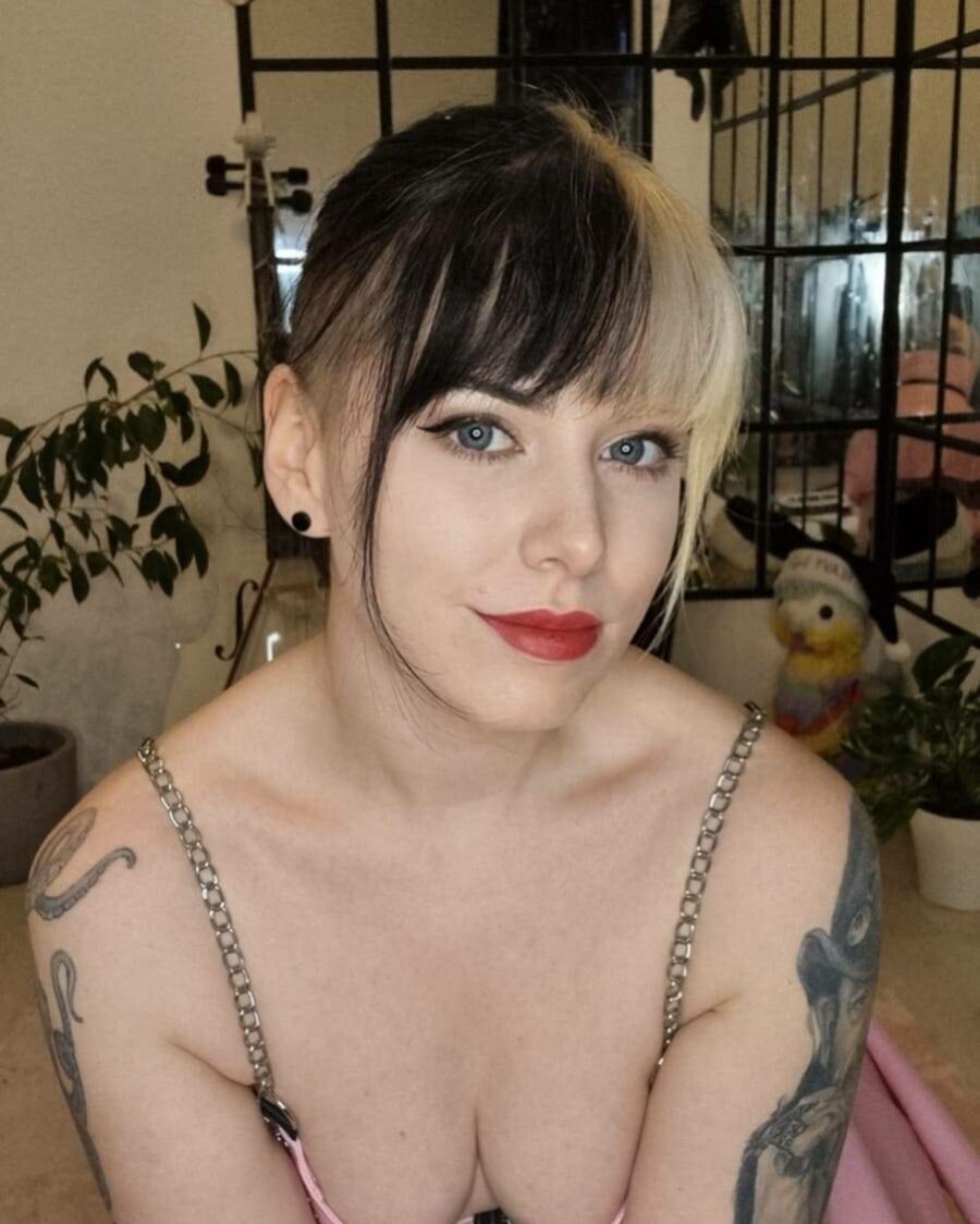 Amateur Beauty Kirajameson Makes Silly Faces While Posing On Camera