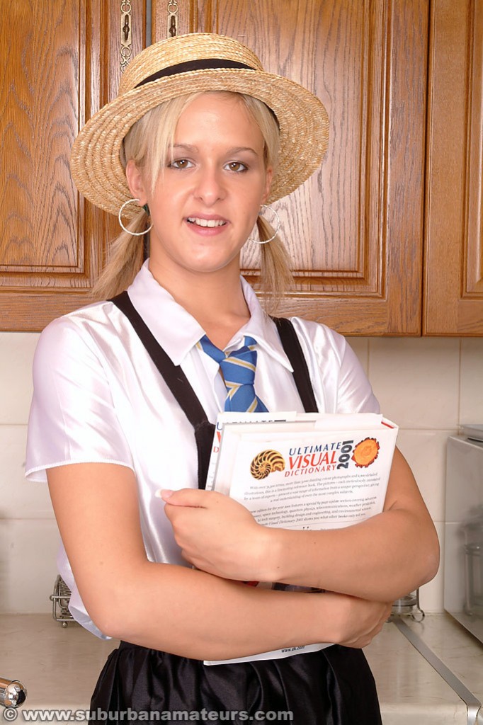 英国のカワイイスージーがストッキングで最も良い、彼女のマンコにシャンパンのボトルを挿入する