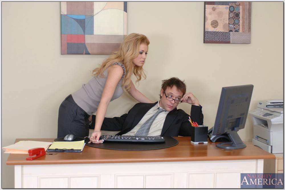 लाल बालों वाली बॉस जिया मार्ले बड़े स्तेन दिखाती है और गंदा चुदाई करती है