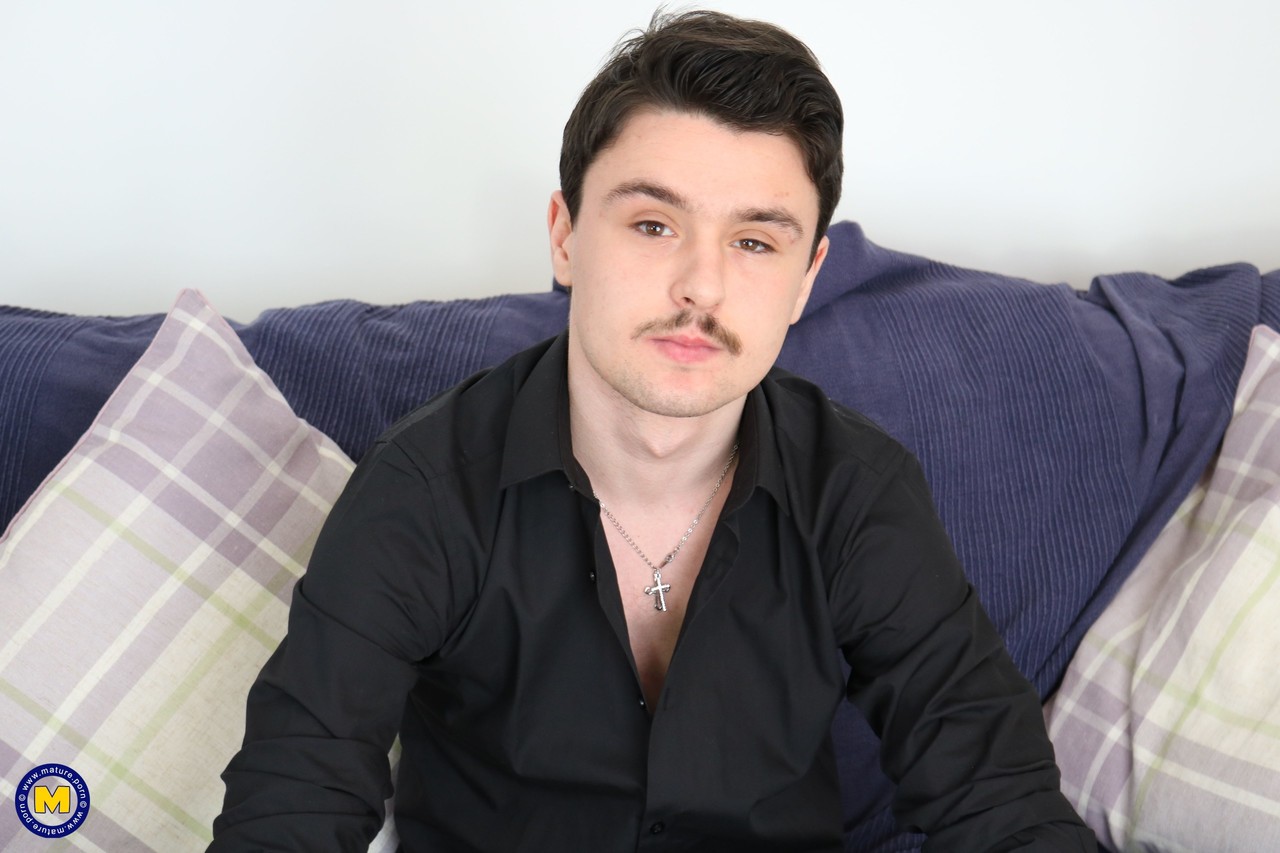 कैमिला सी अपने आश्चर्यजनक बड़े लटकते स्तनों का अनावरण करती है और एक लंड को सहलाती है