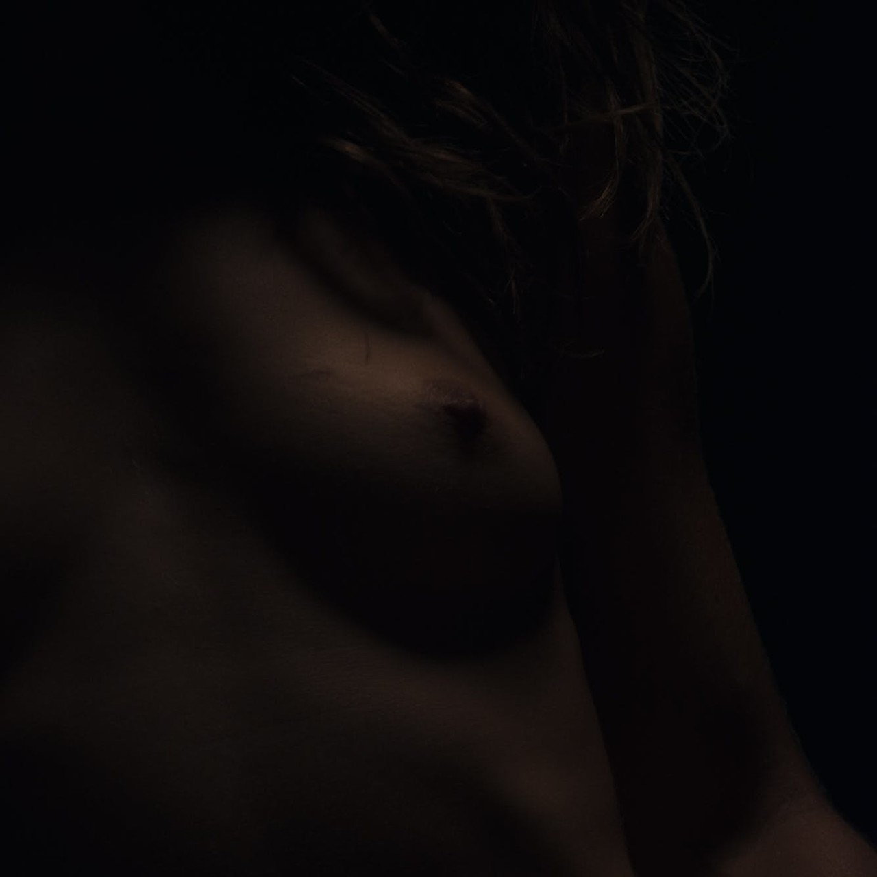 従順な彼女ジュリア・ロカが闇で支配されて犯される