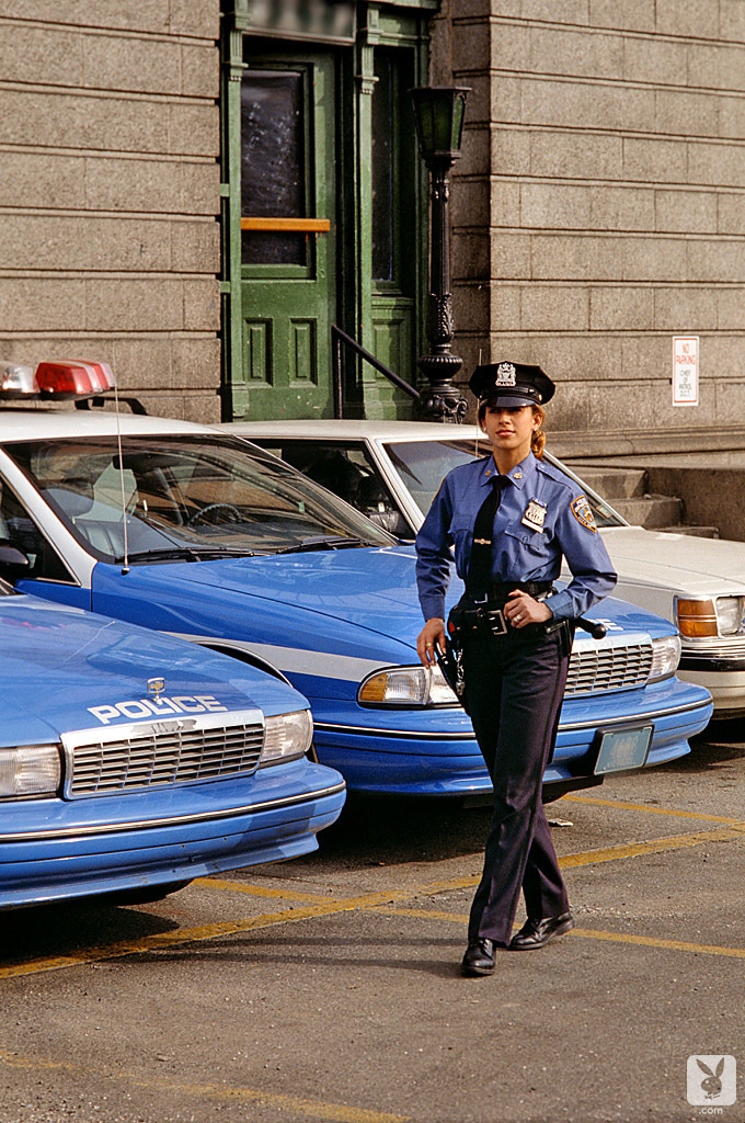Mujer Policía Lujuriosa Carol Shaya Muestra Su Cuerpo Sexy