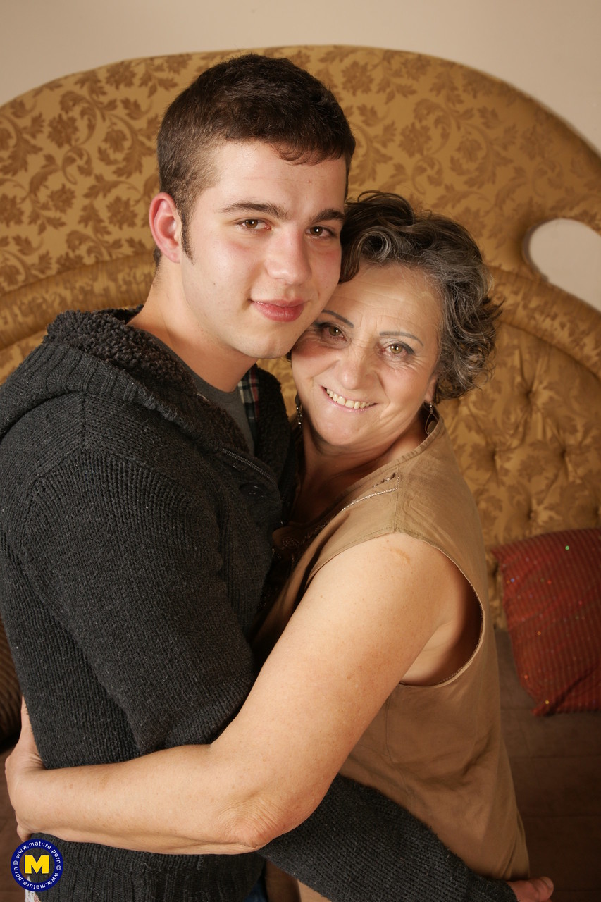 Horny Teen Bones Old Mature Jana W After Deep Kiss