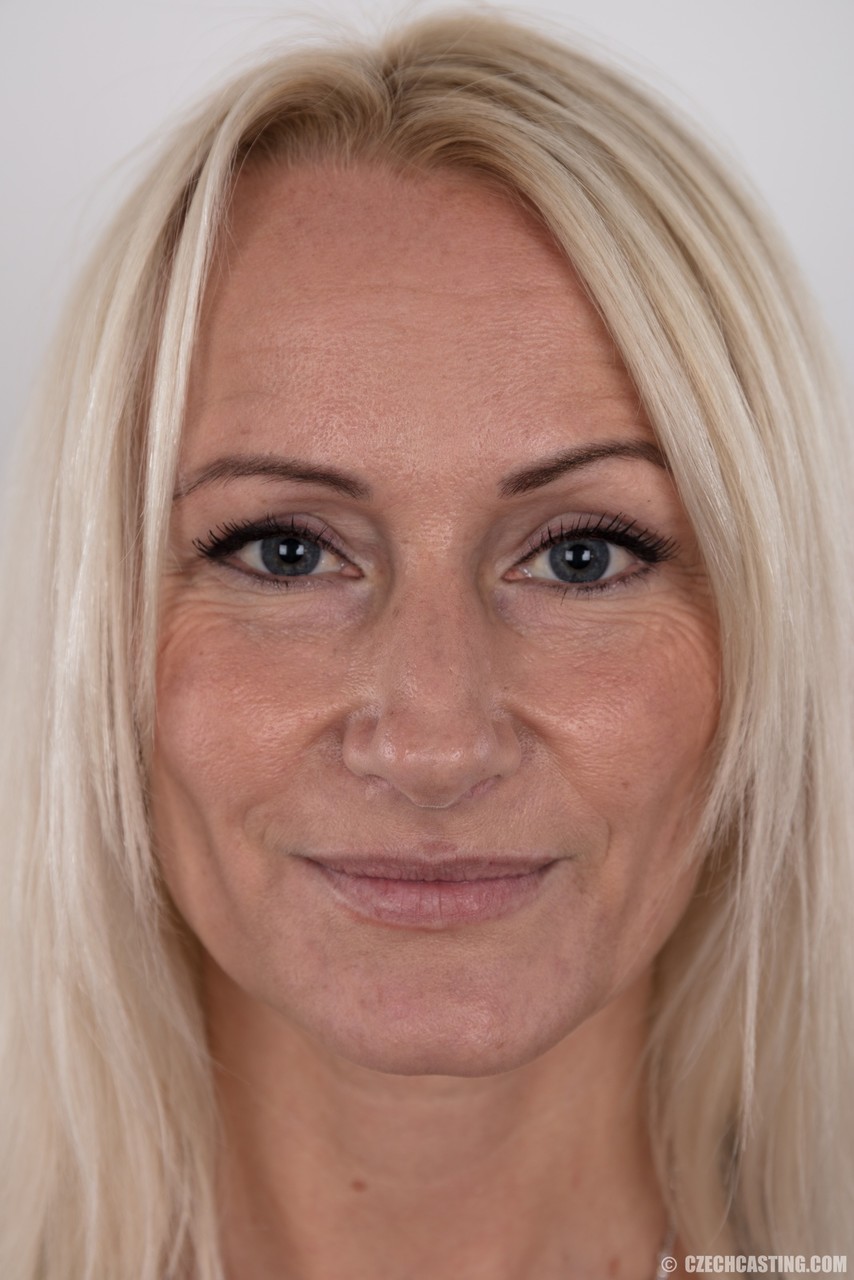 Milena Unhooks Bra To Flaunt Her Ample Boobs Up Close