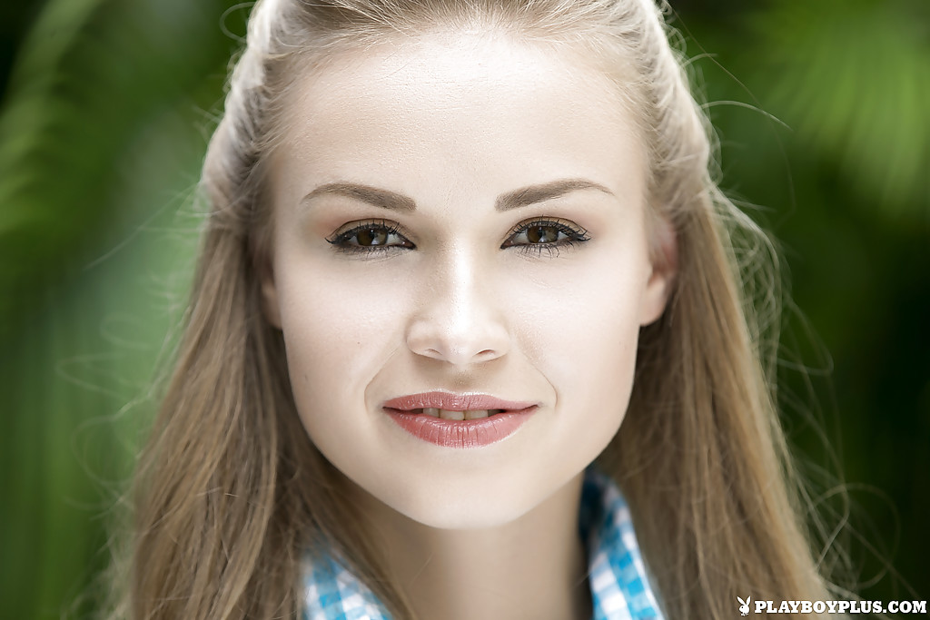 Mannequin Britannique Page 3 Angel B Libère Gros Derrière De Shorts Courts En Extérieur