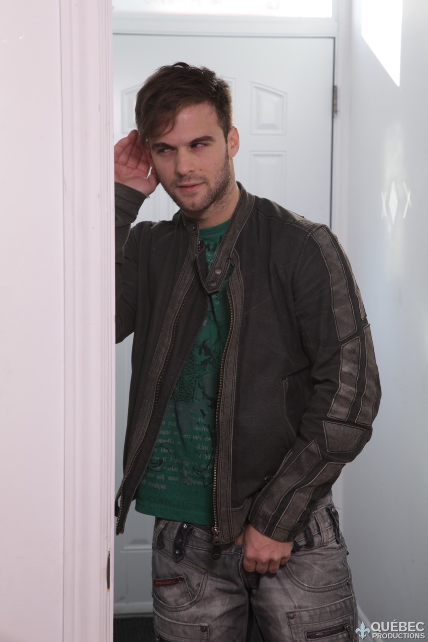 الكانديه ذات الصدر الكبير روكسي لين تبلع قضيب وتتم تحفيز قратно على كونتها الجائعة