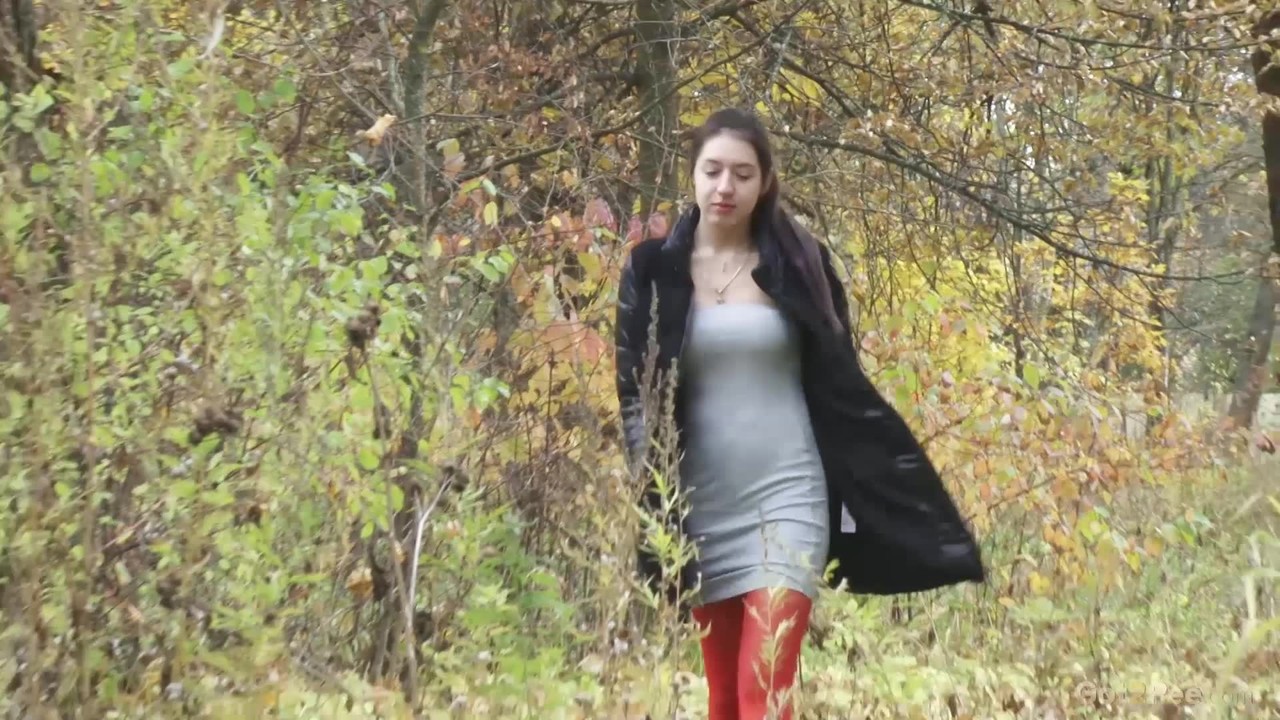 ダイアナ甘い白い女の子が赤いパンティストッキングを下ろした後、建物の後ろでおしっこをする