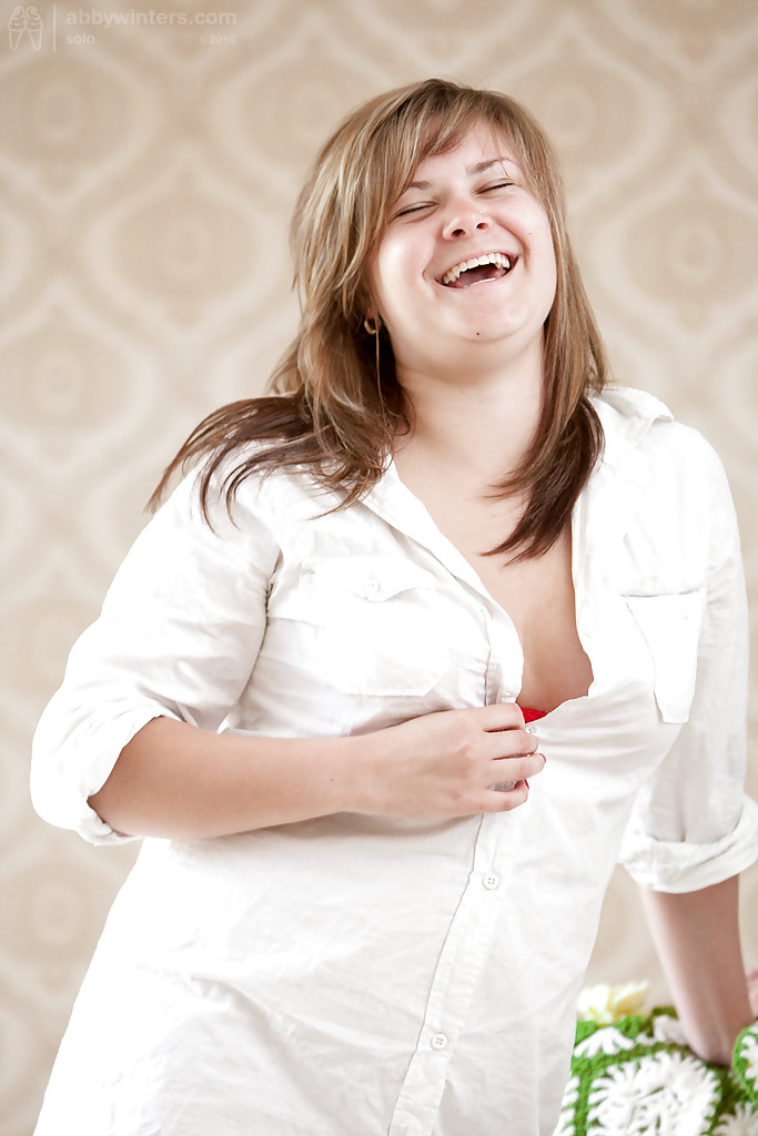 Teen Fatty Capucine Revelando Sus Jóvenes Senos Y Coño Peludo