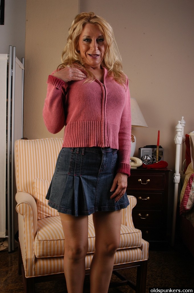 Blonde Robin Flashes Big Granny Booty After Lifting Skirt