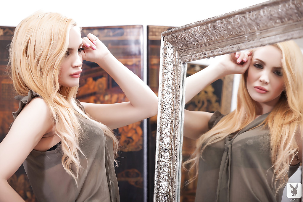 金发色情明星Gemma Tardiani 展示她完美的屁股