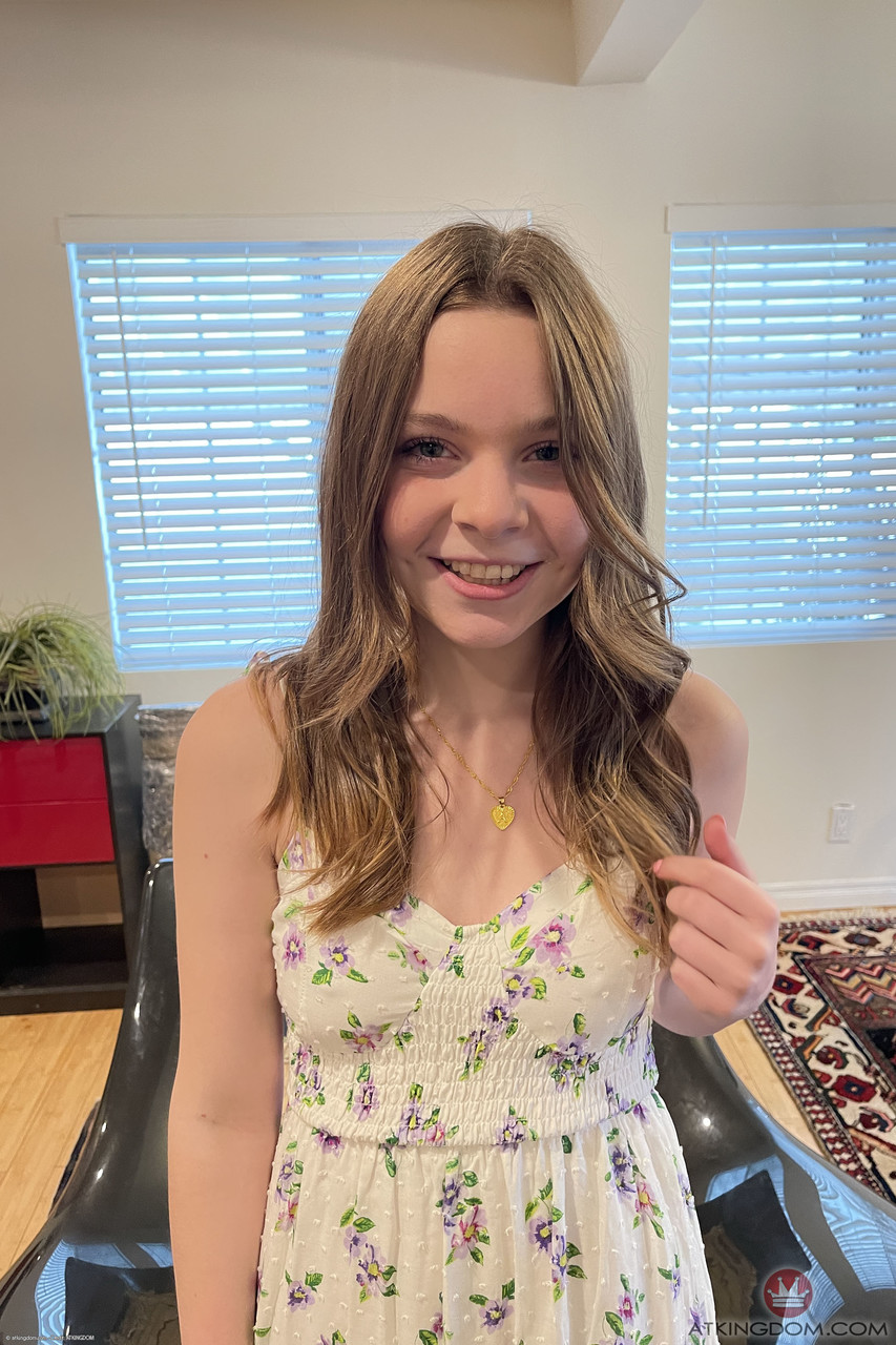 Adrianna Jade Dulce Adolescente Muestra Coño Peludo Y Cuerpo