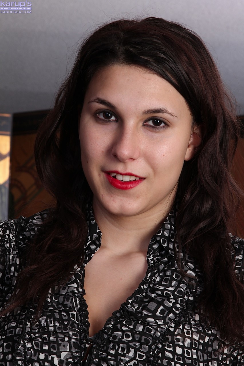 सॉसी ब्रूनेटे एला जोन्स सुंदर स्तन खोलती है फिर चूत फैलाती है