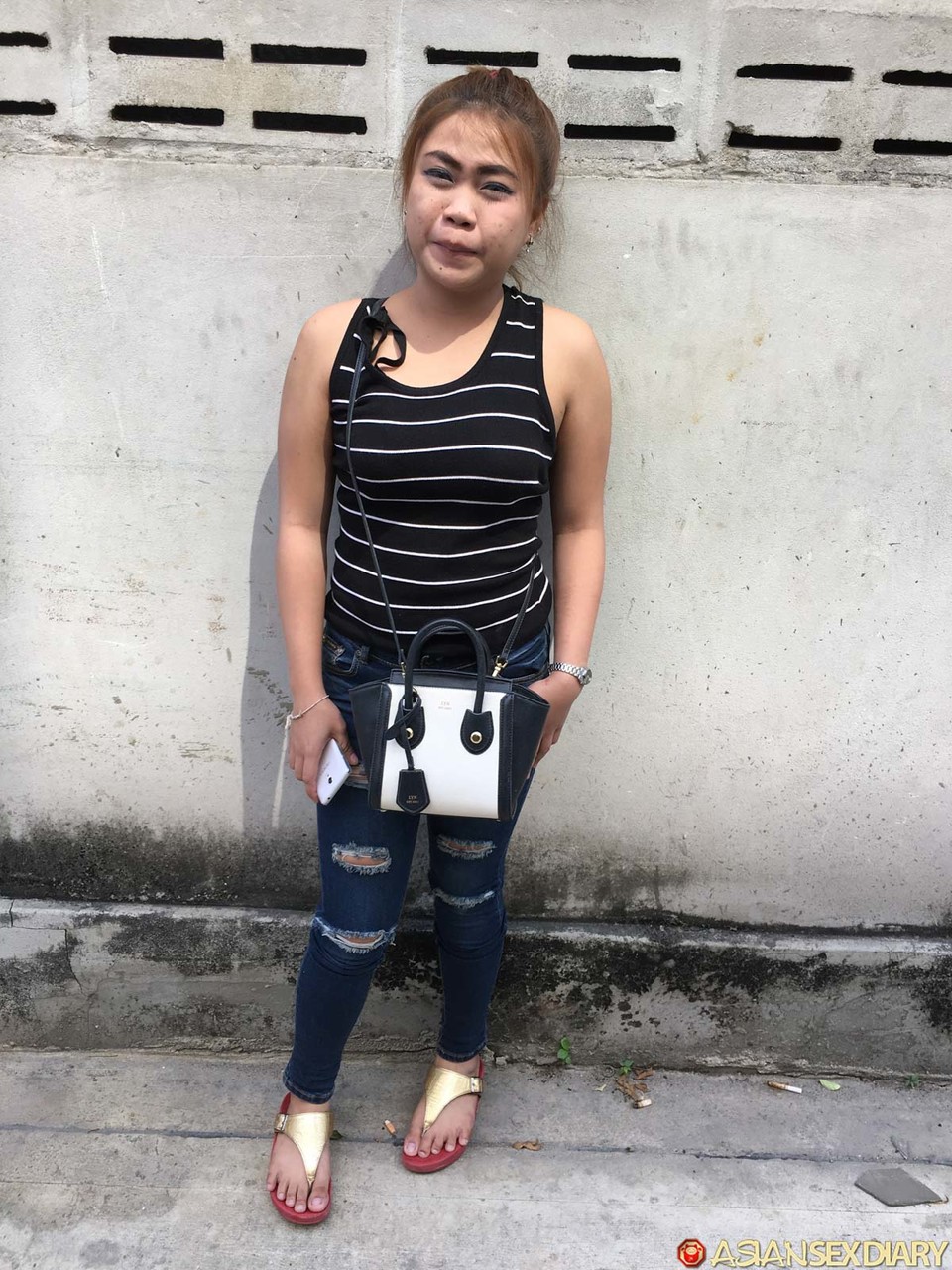 嬌小亞洲Pow在POV做愛中炫耀豐滿身材