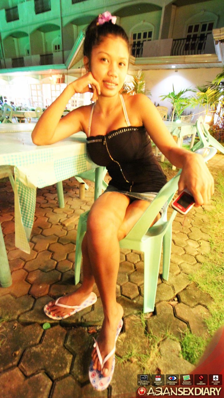 POV مراهقة آسيوية مع أثداء ضخمة تمت إقامتها من قبل سائح جنسي