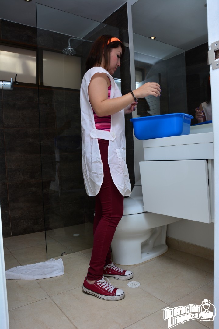 कैथी वायोलेटा: अकेली लड़की बाथरूम में शरारती और उत्तेजित हो जाती है