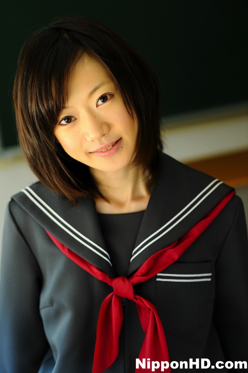 À Peine Légal Étudiante Japonaise Fait Voir Ses Genoux Nus En Uniforme Scolaire