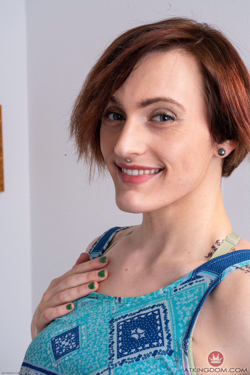 Lauren Laurent, Séxy Milf, Se Déshabille Et Étale Sa Chatte Poilue