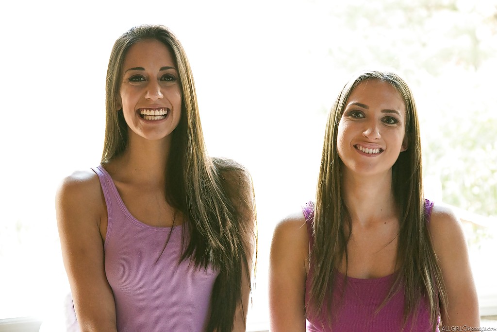 淫らなラチナマッサージ師が客を官能的なレズ行為に巻き込む