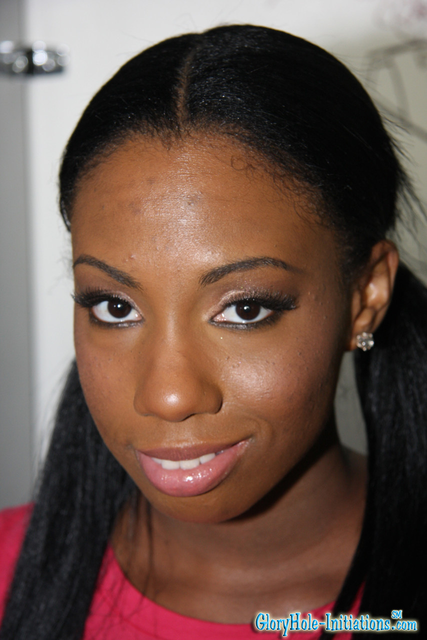 可爱的黑妹马利亚·米兰扎着辫子享受洞交和胸部射精