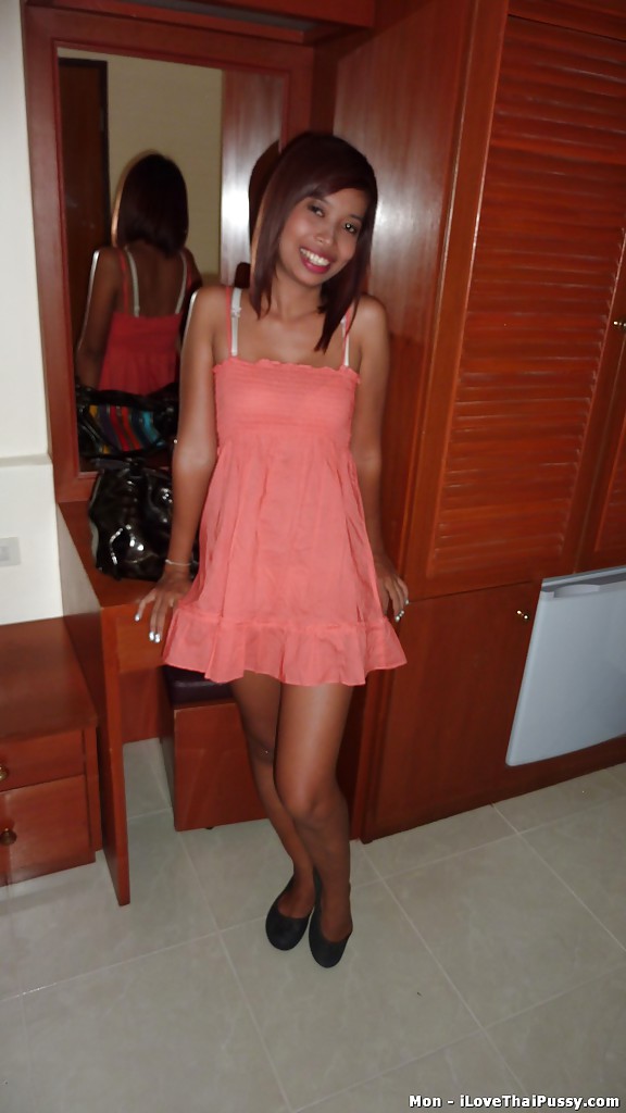 嬉戏的亚洲少女骑上并展示她光荣的耻部