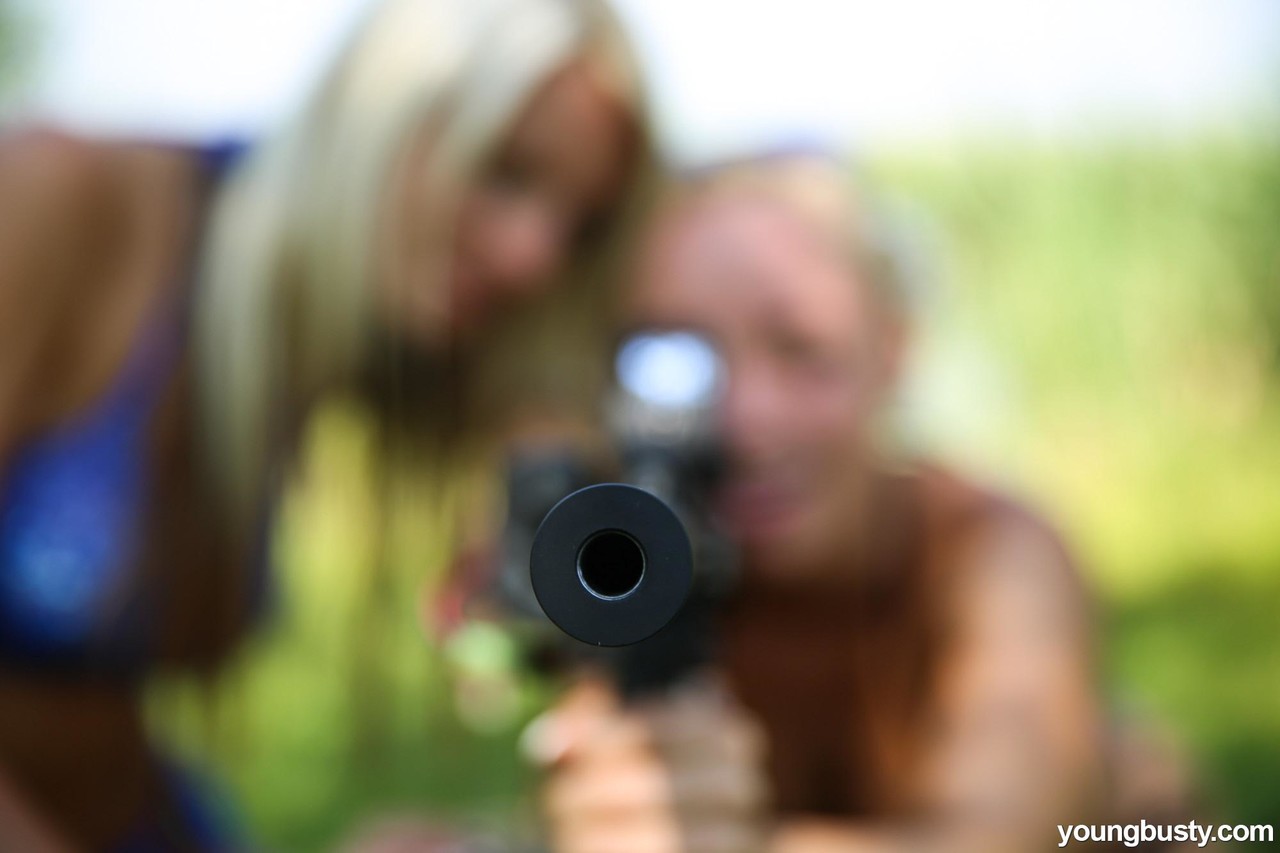 金髪のレズビアンが服を脱いでフランス風キスをする野外