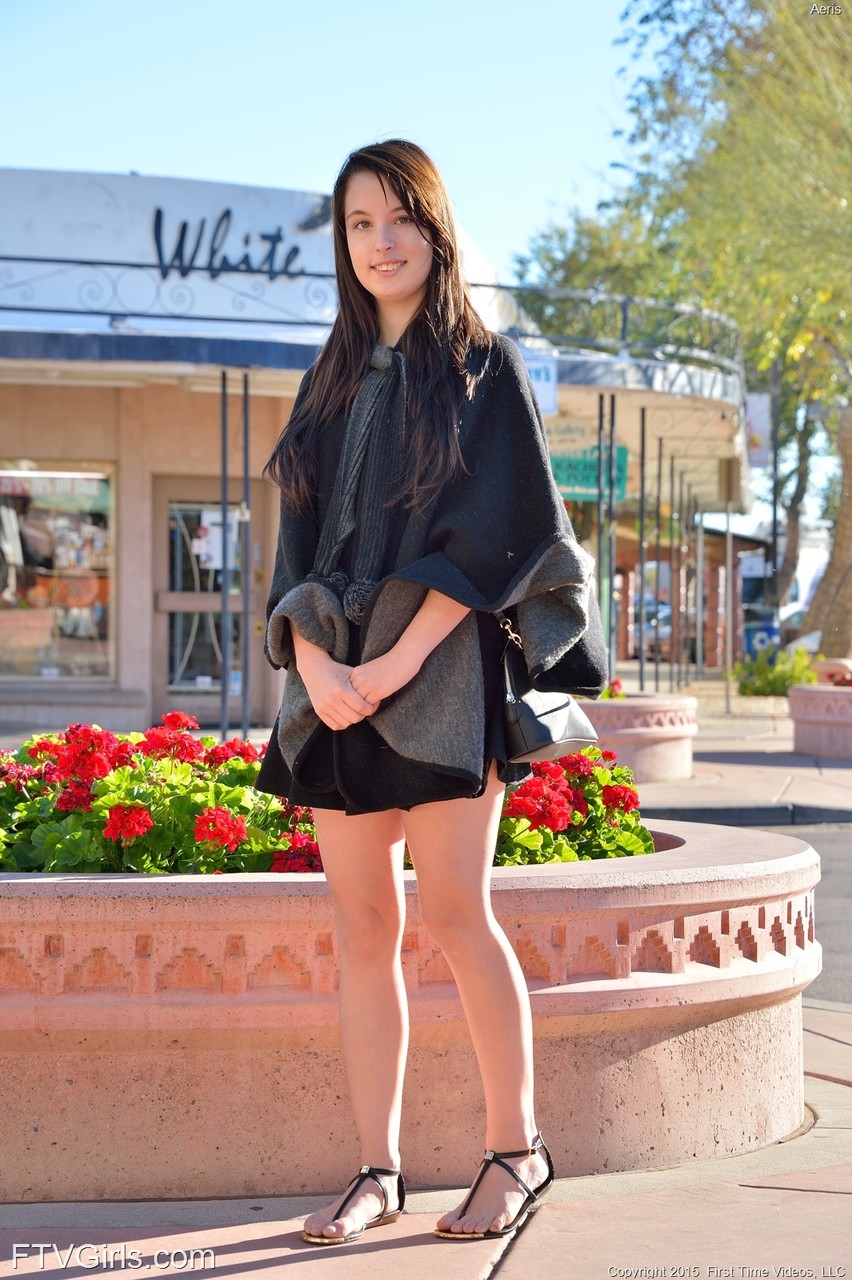Adorable Amateur Aeris Revela Su Coño En Público Y Se Masturba En Casa