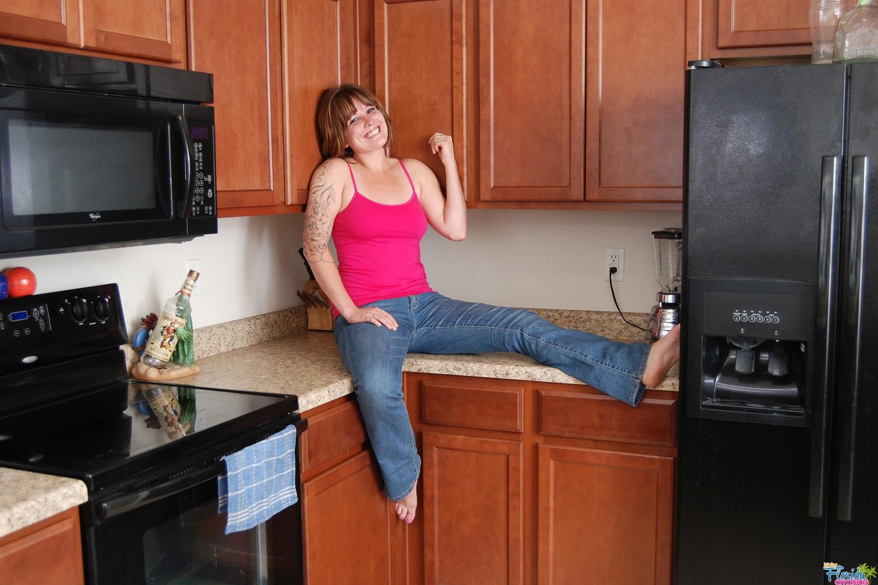 新手雾夏在厨房全裸挑逗