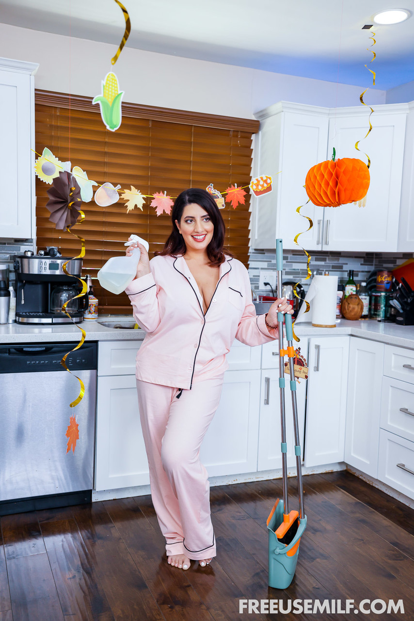 मिल्फ मारिका हेस बुस्टी सारा अरबी और बॉयफ्रेंड को थ्रीसम में सिखाती है