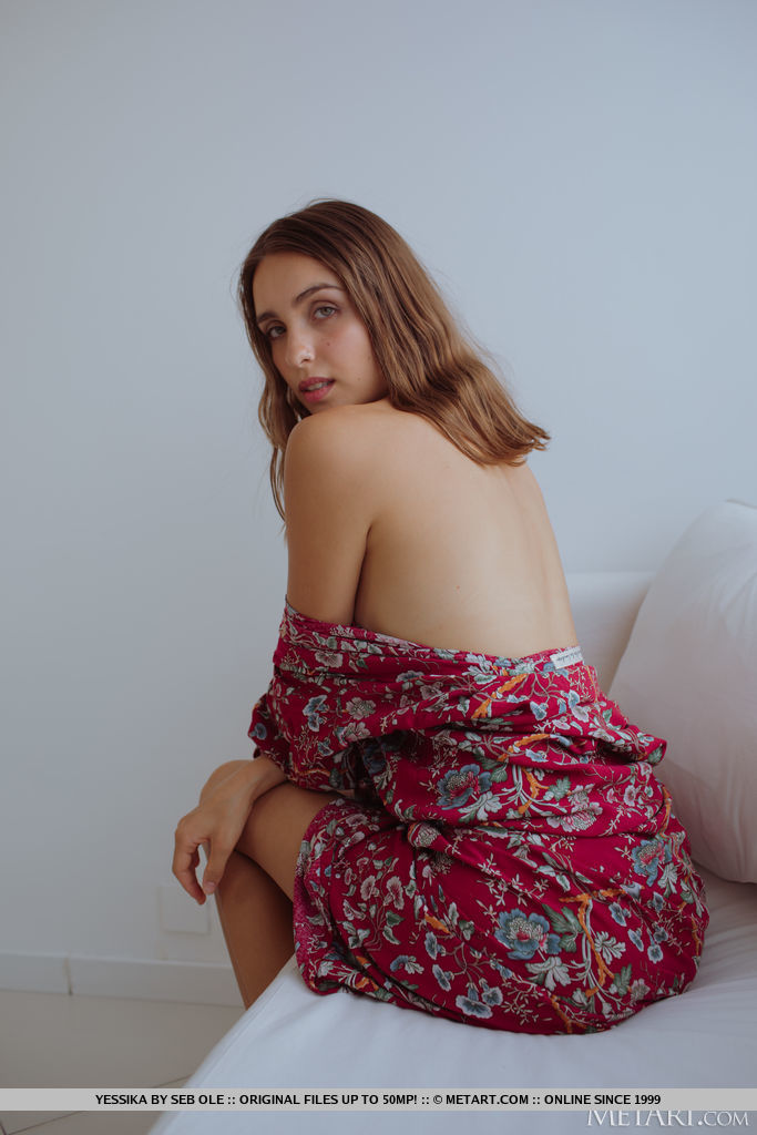 赤裸的年轻美女Yessika