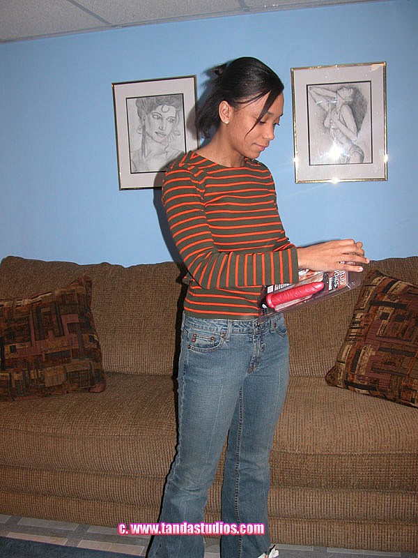 美丽的黑美人脱下内衣并用玩具自慰