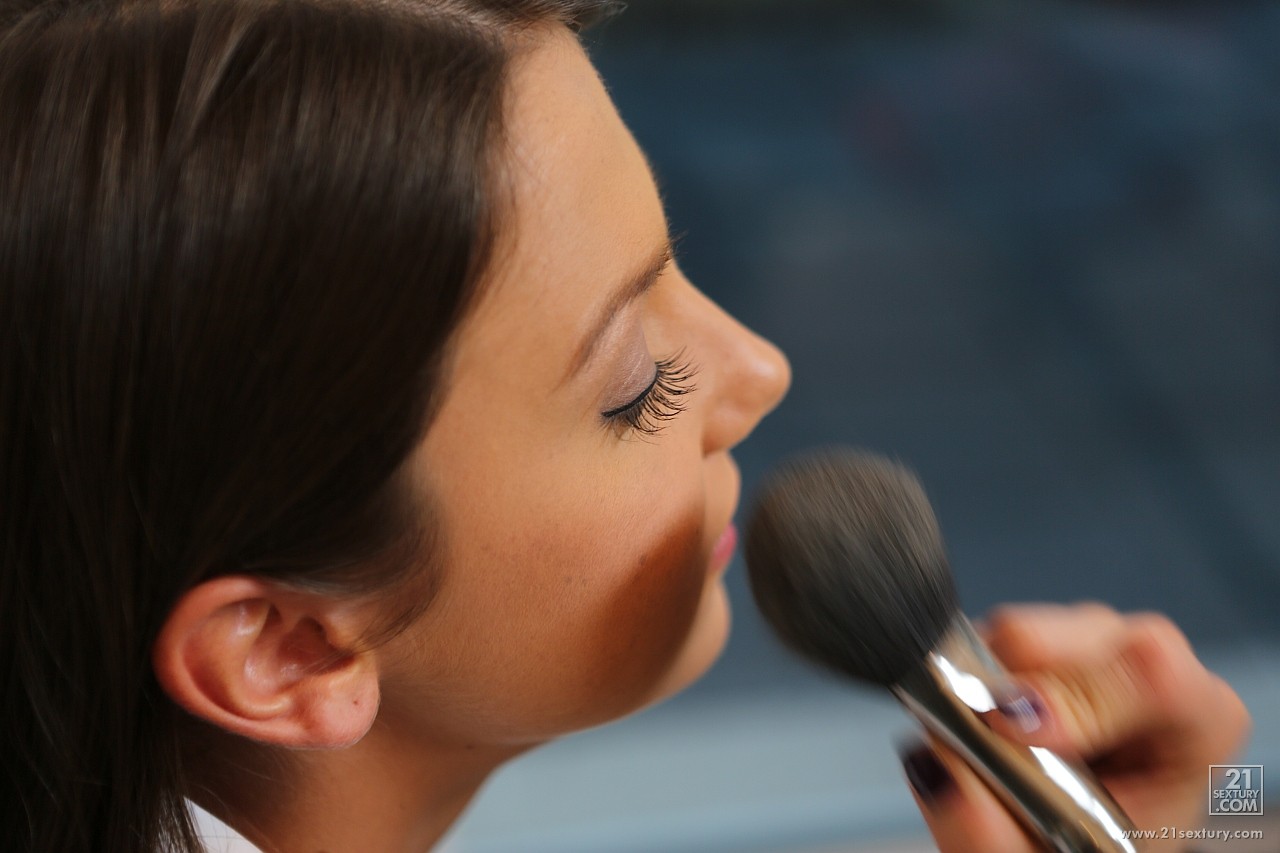 Schoolgirl Foxy Di Flashes Nice Tits And Booty In Kitchen