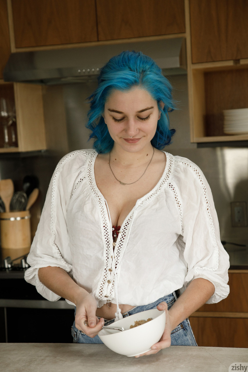 الفاتنة الهواية سكاي بلو تكشف عن ثدييها الكبيرين المُسحرين وتُصوّر