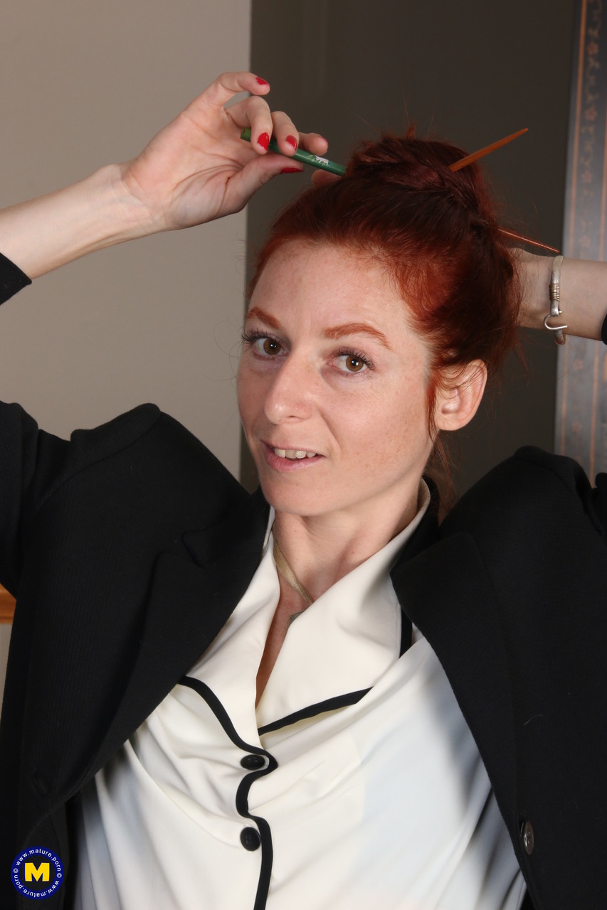 Hairy Mature Trixie Strips And Spreads For Vibrator Fucking