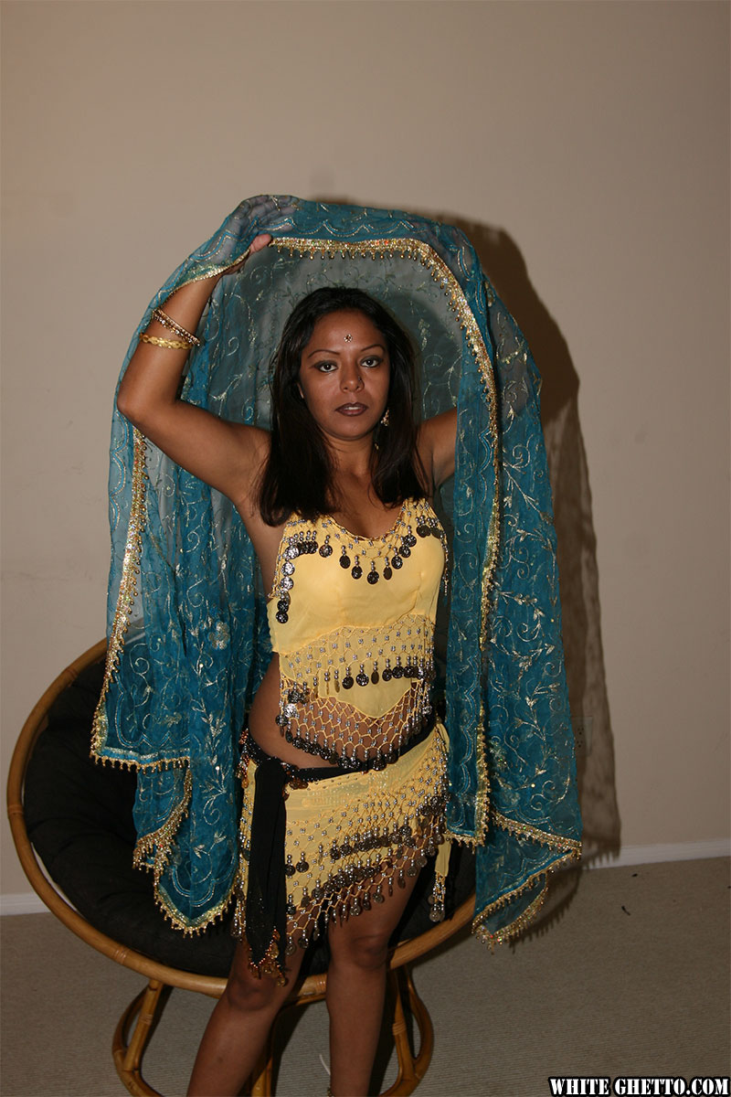 インドのソロ少女タンビーがドレスをめくって裸のお尻を露出