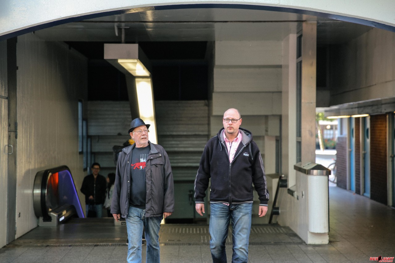 年长性游客红灯区搭讪妓女