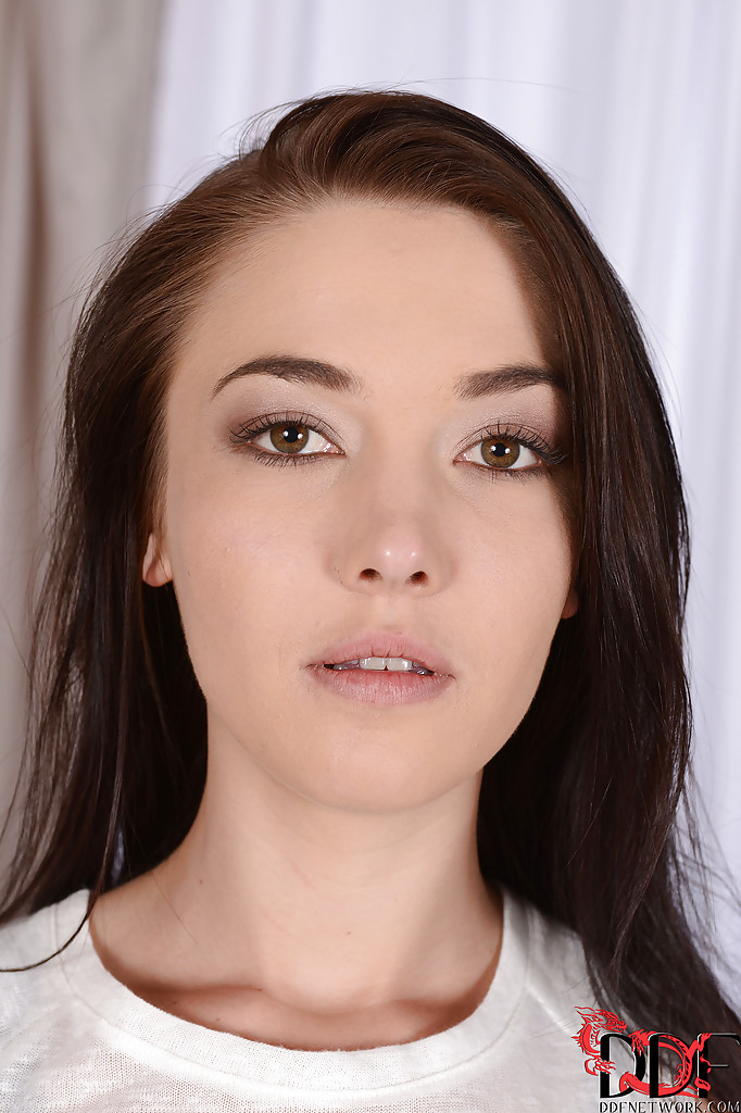 ジーンズショートパンツのスレンダー美女が曲線をさらけ出しスリットを披露