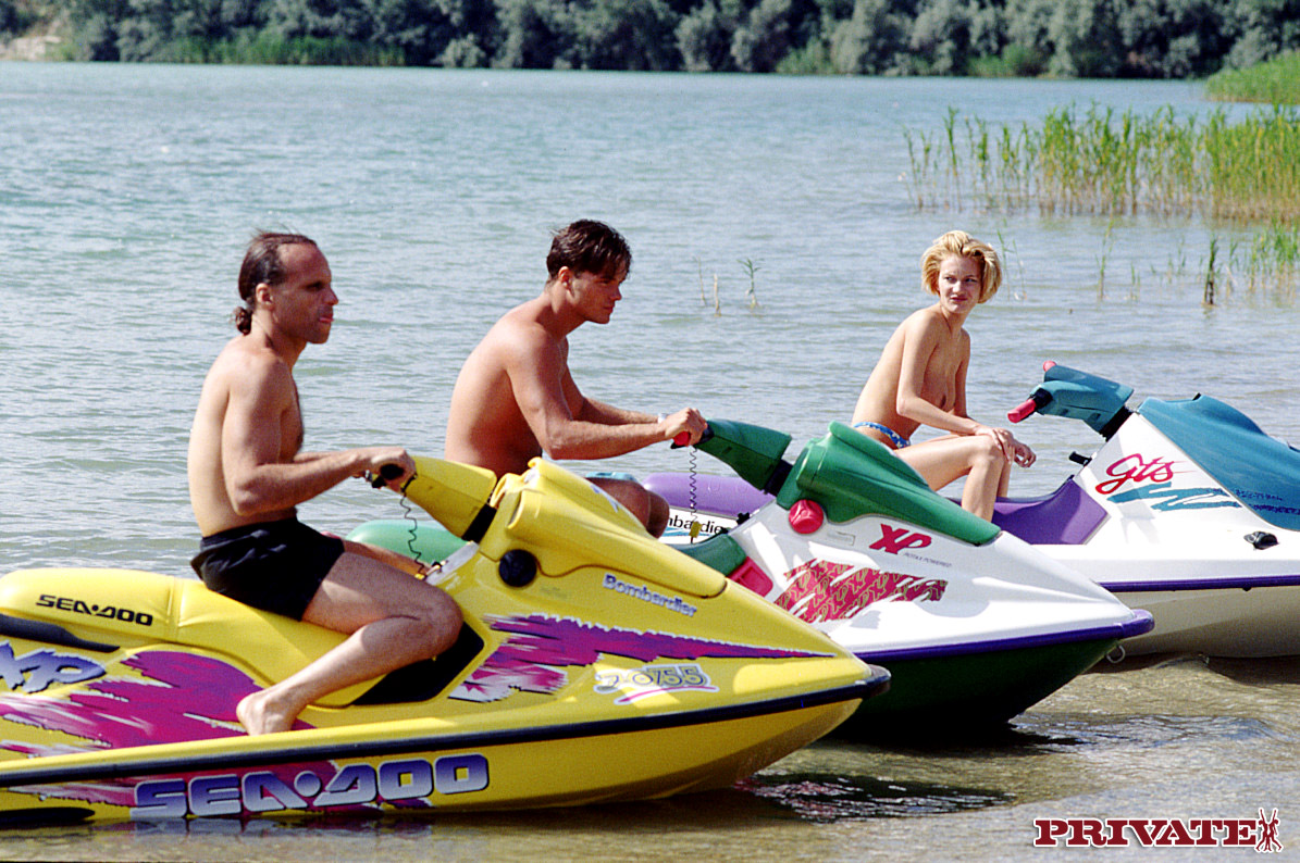 Blonde Chick With Short Hair Gets Cumshot In Mouth During Outdoor Gangbang